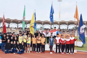 圖一為東華三院主席兼名譽校監馬陳家歡女士（前排右五）與獲獎學生合照。