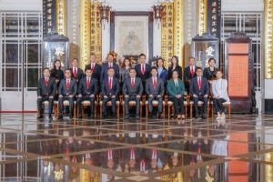 Photo 4: A Group photo of 2017/2018 Board Members including Dr. LEE Yuk Lun, JP, the Chairman (front row, left 5), Mr. Vinci WONG, the 1st Vice-Chairman (front row, right 4), Dr. TSOI Wing Sing, Ken, the 2nd Vice-Chairman (front row, left 4), Ms. Ginny MAN ,the 3rd Vice-Chairman (front row, right 3), Mr. TAM Chun Kwok, Kazaf, the 4th Vice-Chairman (front row, left 3), Mr. MA Ching Yeung, Philip, the 5th Vice-Chairman (front row, right 2), as well as Mr. AU Yu Fan, Gabriel (front row, left 2), Ms. CHIU Yi, Cindy (front row, right 1), Mr. WAI Ho Man, Herman (front row, left 1), Mr. HO Orlando Yau Kai (back row, right 5), Ms. CHOI Ka Yee, Crystal (back row, left 5) and Ms. TSENG Hing Wun, Wendy (back row, right 4), Mr. Derrick FUNG (back row, left 4), Ms. YAN Zi (back row, right 3), Mr. MO Yu Fung, Billy (back row, left 3), Mr. NG Kwok Wing, Michael (back row, right 2), Mr. TSUN Kok Chung, Richard (back row, left 2), Mrs. FAN TSANG Hei Man, Dennia (back row, right 1) and Mrs. CHEN HUANG Yanjun, Selena (back row, left 1), the Directors. 