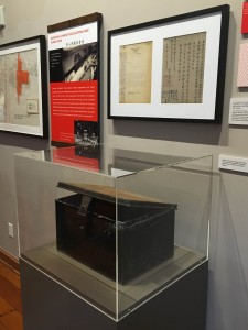 圖二：這個曾經載著先僑骨殖的鋅鐵箱是東華三院文物館的館藏文物。 