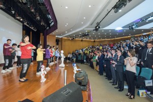 Guests watched the demonstration of robot-assisted teaching.