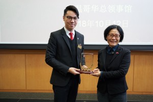 Mr. Vinci WONG (left), the Chairman cum Honorary Supervisor of TWGHs, presented souvenir to Ms. TONG Xiaoling, Consul General of the Consulate-General of the People’s Republic of China in Vancouver.