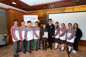 Student Ambassadors learnt more about the foreign duties of Hong Kong Government during the talk hosted by the Hong Kong Economic and Trade Office in Vancouver, Mr. Vinci WONG (right 5), the Chairman cum Honorary Supervisor of TWGHs, and Student Ambassadors representatives presented souvenir to Ms Catherine Yuen (right 6), Principal Consultant of Western Canada, Hong Kong Economic and Trade Office in Vancouver.