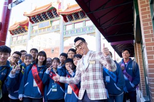 Mr. Vinci WONG (front row), the Chairman cum Honorary Supervisor of TWGHs, led the Student Ambassadors to visit the Chinatown in Vancouver to gain knowledge about the history of foreign Chinese.