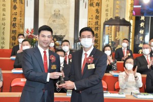 Photo 2: Mr. TAM Chun Kwok, Kazaf (Left), Chairman of Tung Wah Group of Hospitals (2021/2022), handed over the title deeds and seals to Mr. MA Ching Yeung, Philip (Right), Chairman of Tung Wah Group of Hospitals (2022/2023).