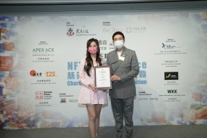 3)	Mr. MA Ching Yeung, Philip (right), TWGHs Chairman cum Chairman of the Organising Committee, presented the certificate of appreciation to Ms. Yumi CHUNG (left), ambassador of the Event, for her ardent support to the Event.