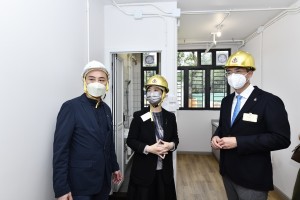 圖四、五及六為房屋局局長何永賢太平紳士（左二）及東華三院馬清揚主席（左三）參觀馬鞍山落禾沙過渡性房屋的示範單位。