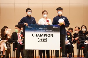 圖七、東華三院麥菁芮總理頒發香港科技大學機械人探索盃全港冠軍予得獎同學。