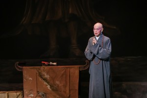 圖二至圖三為福陞粵劇團台柱汪明荃博士、羅家英博士的精湛演出，獲全場觀眾報以熱烈掌聲。