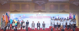 圖二為政務司司長陳國基GBS, IDSM太平紳士(前排左七)、社會福利署副署長(服務)黃國進先生( 前排左八 )、東華三院主席韋浩文先生(前排左六)、董事局成員及其他嘉賓一同見證各青年委員就職宣誓。