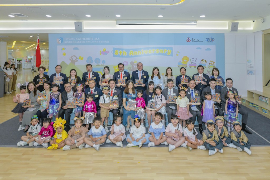 圖一為該校學生代表向主禮嘉賓教育局屯門區總學校發展主任韓憲茵女士（第三排右六）、學校捐辦人東華三院顧問局成員暨丙申年董事局主席馬陳家歡女士BBS（第三排右五）、東華三院主席暨校監何猷啟先生（第三排七）及一眾嘉賓致送紀念品。