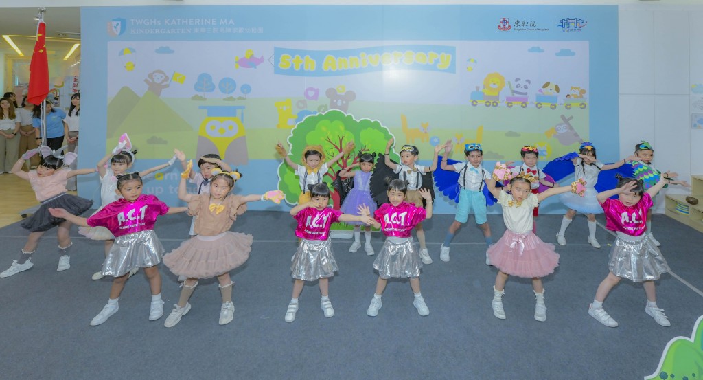 圖三及四為學生於典禮上表演。