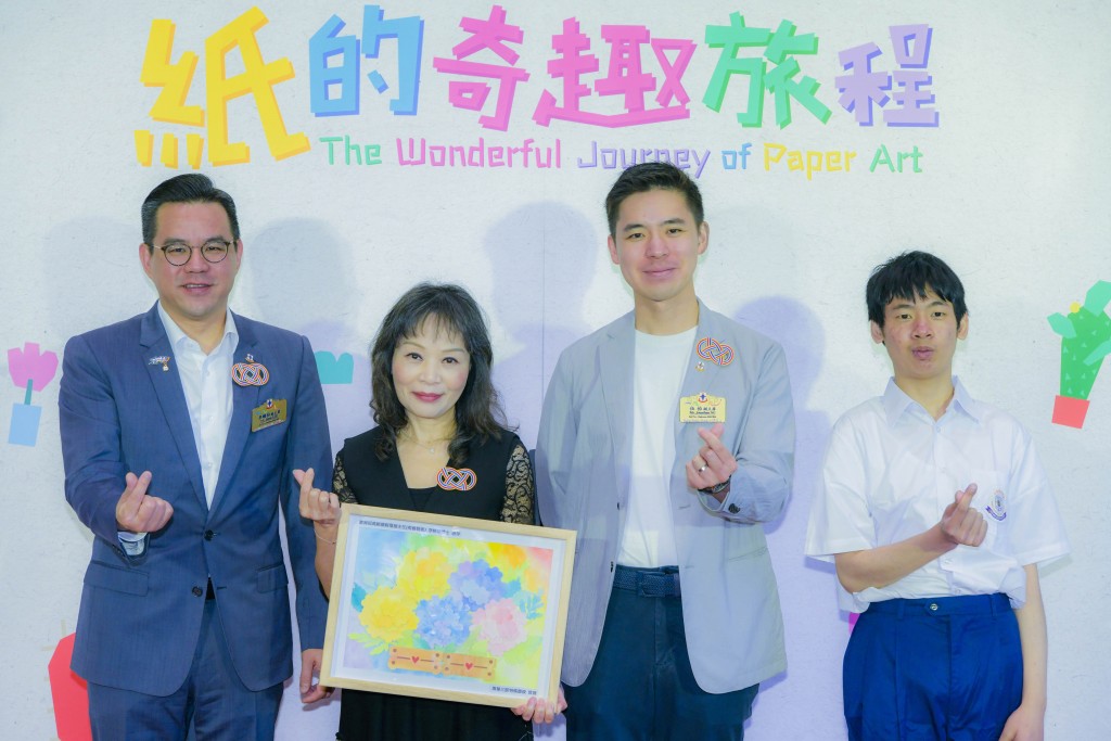 圖一為東華三院副主席暨學務委員會主任委員伍怡先生（右二）致送紀念品予主禮嘉賓教育局高級課程發展主任(視覺藝術)李樂華博士（左二），並由本院副主席暨學務委員會副主任委員李曠怡先生(左一）及學生代表陪同。