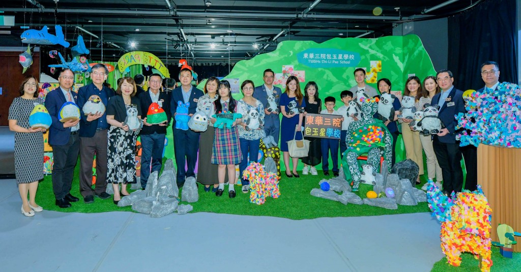圖三為一眾嘉賓與學生導賞員於展覽上合照。