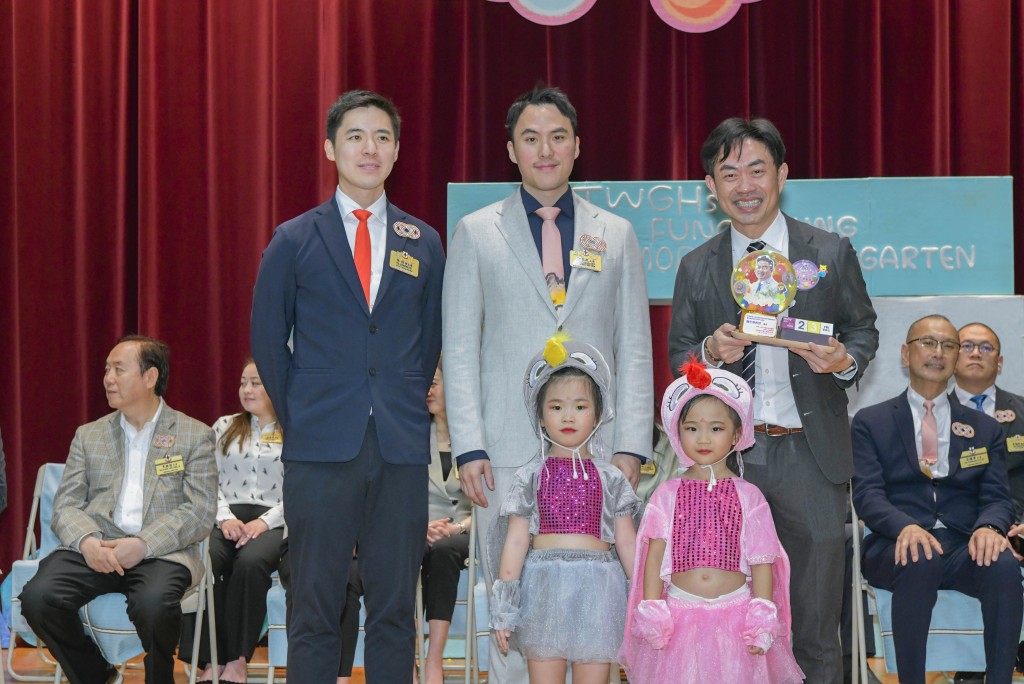 圖二本院主席暨校監何猷啟先生（第二排中）及副主席伍怡先生（第二排左）聯同學生代表，致送紀念品予香港教育大學兒童與家庭科學中心總監鍾杰華教授（第二排右）。