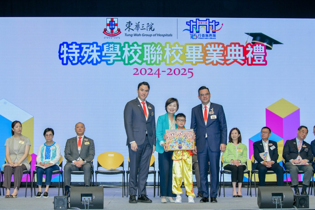 圖二為東華三院主席暨名譽校監何猷啟先生（前排左一）及本院副主席暨學務委員會副主任委員李曠怡先生（前排右一）陪同畢業生代表，致送紀念品予主禮嘉賓教育局局長蔡若蓮博士太平紳士（前排中）。