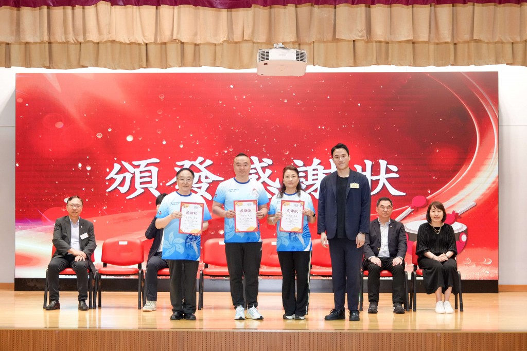圖一為東華三院主席暨校監何猷啟先生（前排右一）致送紀念狀予比賽評判于存亮先生（前排左二）、于立光先生（前排左一）及張青霞女士（前排右二）。