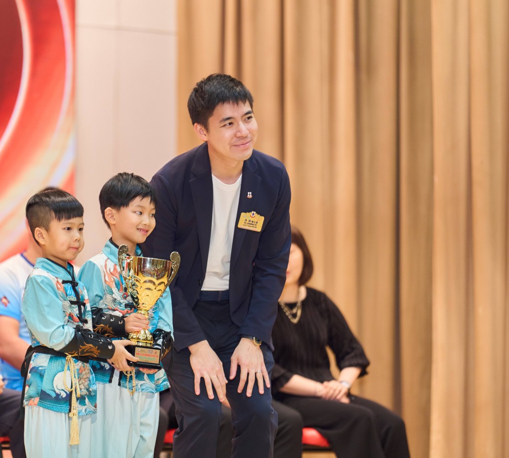 圖三為東華三院副主席暨學務委員會主任委員伍怡先生（右一）頒發最佳表現獎項。
