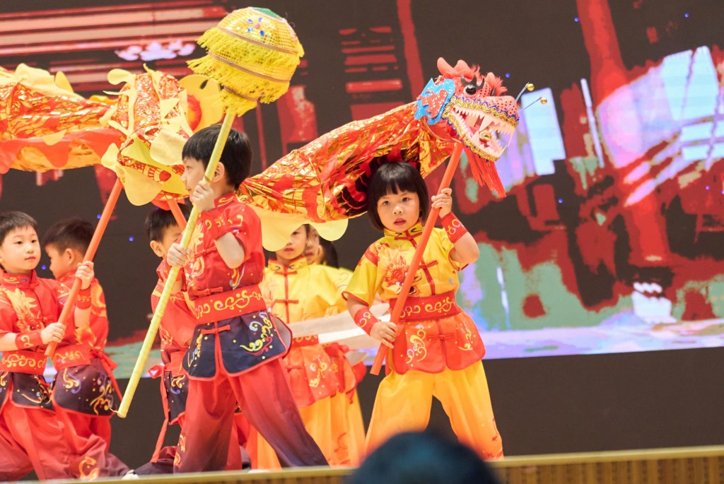 圖五至圖六為各校武術隊展示各種武術招式，隊形十足。