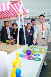 圖三為嘉賓參與攤位活動。