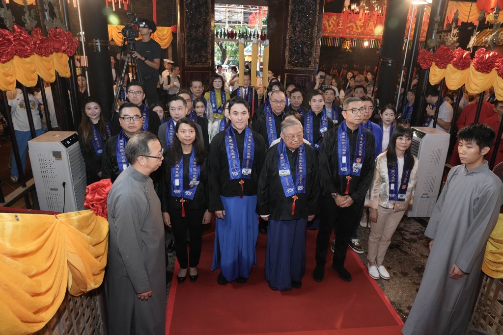 圖七為東華三院董事局成員依傳統穿上長袍玄褂，於文武廟內進行莊嚴的秋祭大典，包括三獻禮及恭頌祝文。