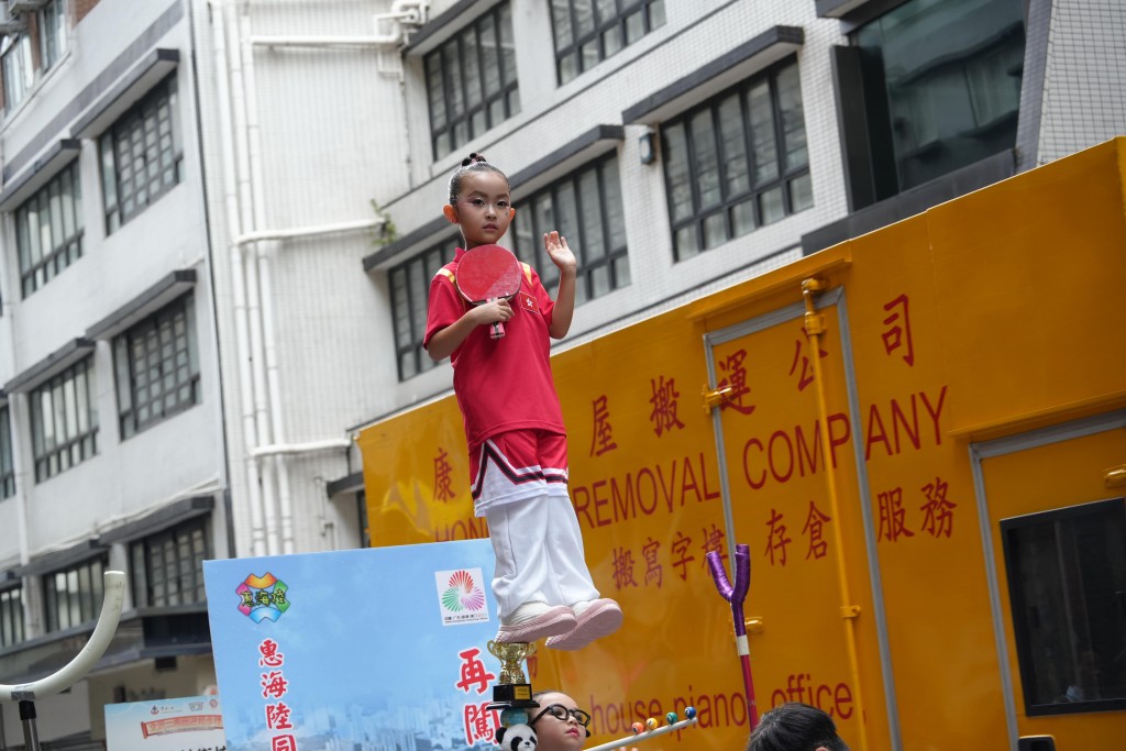 圖五及圖六為長洲飄色亦難得過海參與盛會。