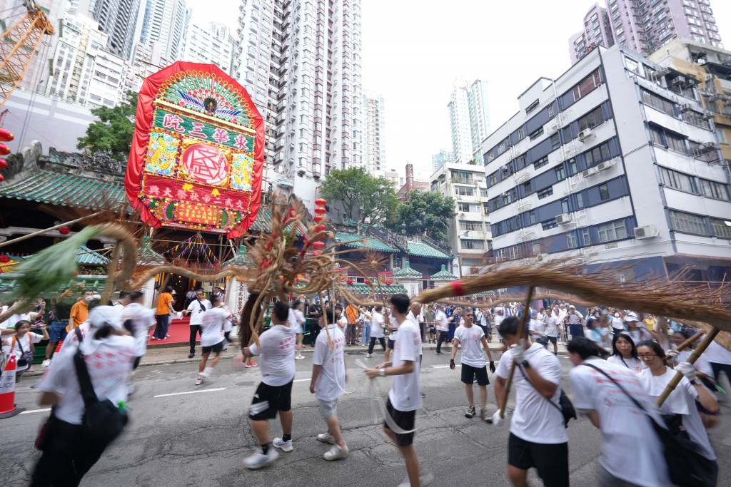 圖四為由薄扶林村火龍會帶來的百尺火龍穿梭於上環街道，氣勢磅礴，成為出巡隊伍中最矚目的焦點之一。