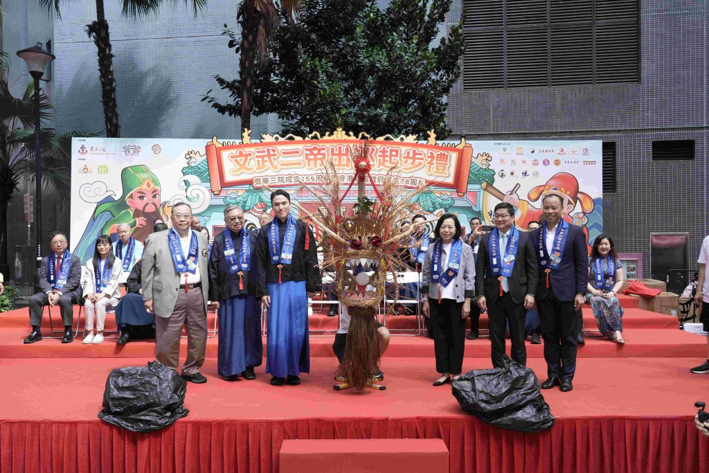 圖一為中聯辦協調部副部長陳澤濤先生(右二)、民政及青年事務局局長麥美娟SBS太平紳士（右三）、東華三院主席何猷啟先生（左三）及其他主禮嘉賓為出巡的火龍點睛，為活動揭開序幕。