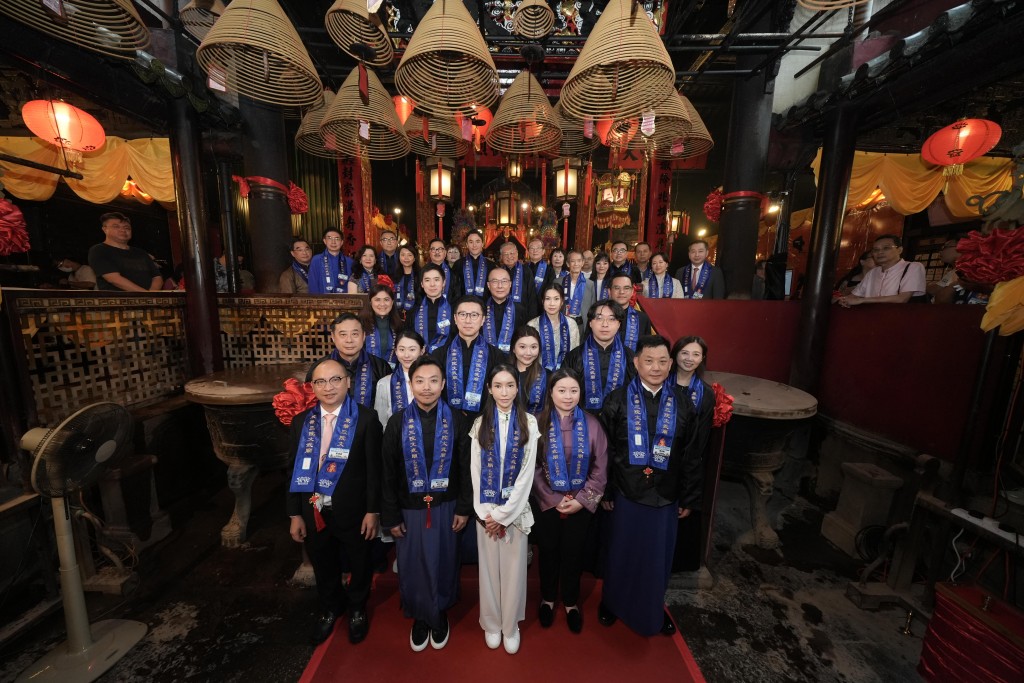 圖八為秋祭大典後，董事局成員及嘉賓於文武廟合照。