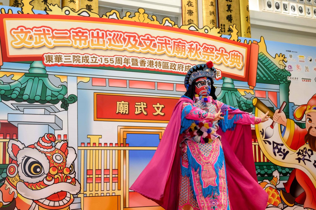 圖十為東華三院李兆忠大堂的舞台表演精彩紛呈，圖為變臉表演，展現出充滿活力的民俗文化。