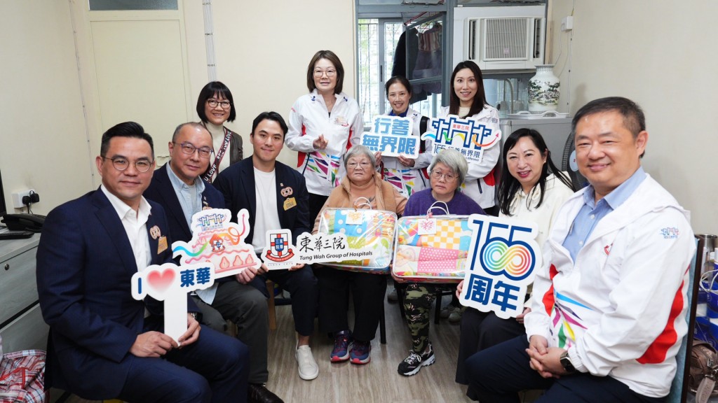 圖四為董事局成員及社會福利署沙田區福利專員黃慧嫻女士(第一排右二)上門探訪長者，並送贈寓意納百家之福的「織愛共融百家被」。