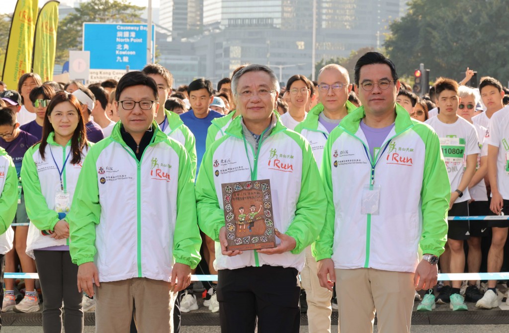 圖二︰香港特別行政區政府勞工及福利局局長孫玉菡太平紳士（左）致送紀念品予香港賽馬會董事羅啟華先生（中），並由東華三院副主席暨社會服務委員會主任委員李曠怡先生（右）陪同。