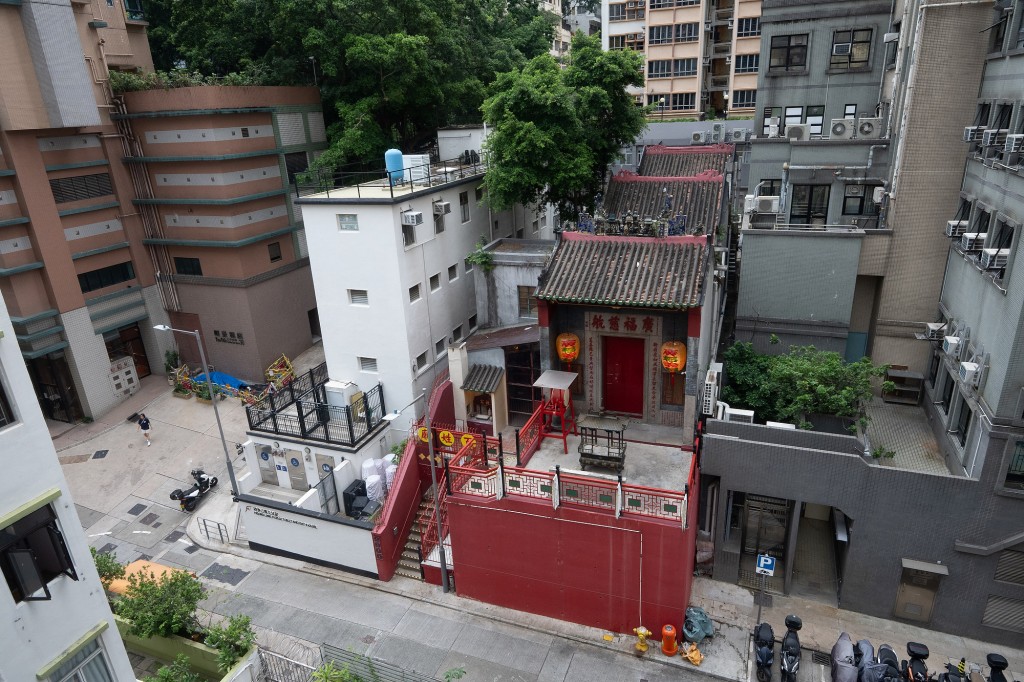 圖二為廣福祠採用三進兩院一開間的格局，在香港廟宇建築中殊為罕見。