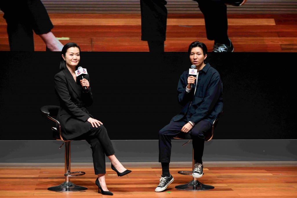 圖四為導演黃肇邦先生(右一)為參加者介紹其最新紀錄片《泊》先導片。