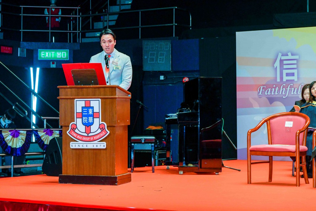 圖二為東華三院主席暨名譽校監何猷啟先生恭賀同學踏上新的人生旅程，並期望他們發揚東華精神，為社會作出貢獻。