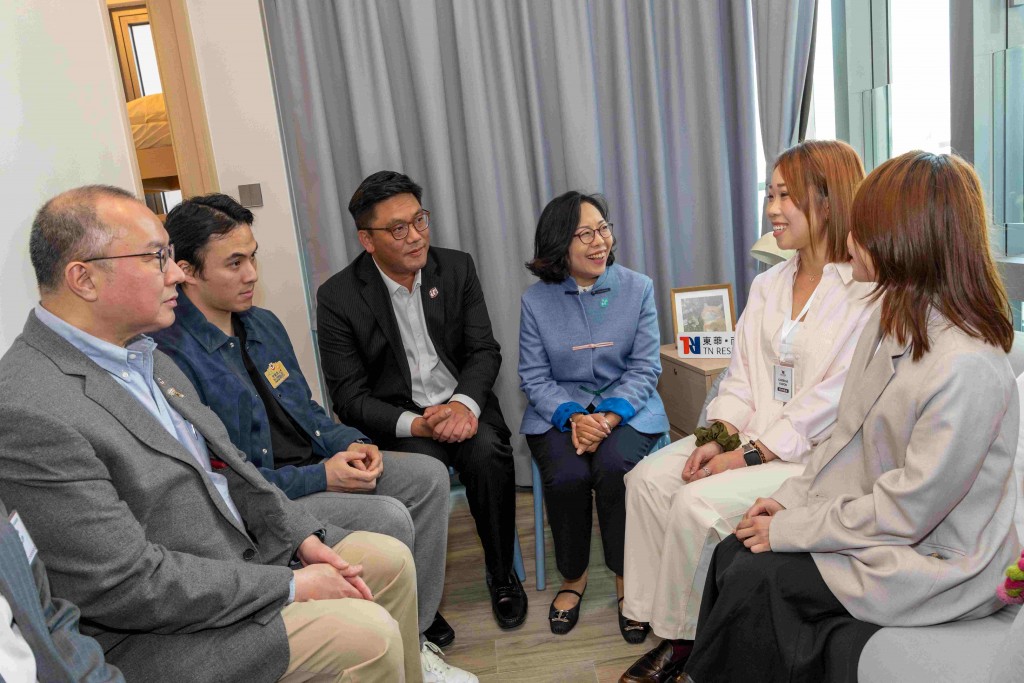 圖三為民政及青年事務局局長麥美娟SBS太平紳士（右三）、民政及青年事務局副局長梁宏正BBS太平紳士（左三）、東華三院主席何猷啟先生（左二）及東華三院副主席曾慶業先生（左一）與「東華・南昌匯」宿生交流。