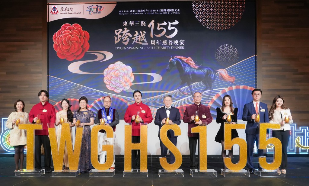 圖二為署理政務司司長卓永興GBS太平紳士（右五）、東華三院主席何猷啟先生 （右六）、籌委會主席暨東華三院副主席曾慶業先生（右四）、庚申年(1980-81)總理暨冠名贊助人楊國佳先生（左五）及籌委會成員主持亮燈儀式，為晚宴揭開序幕。