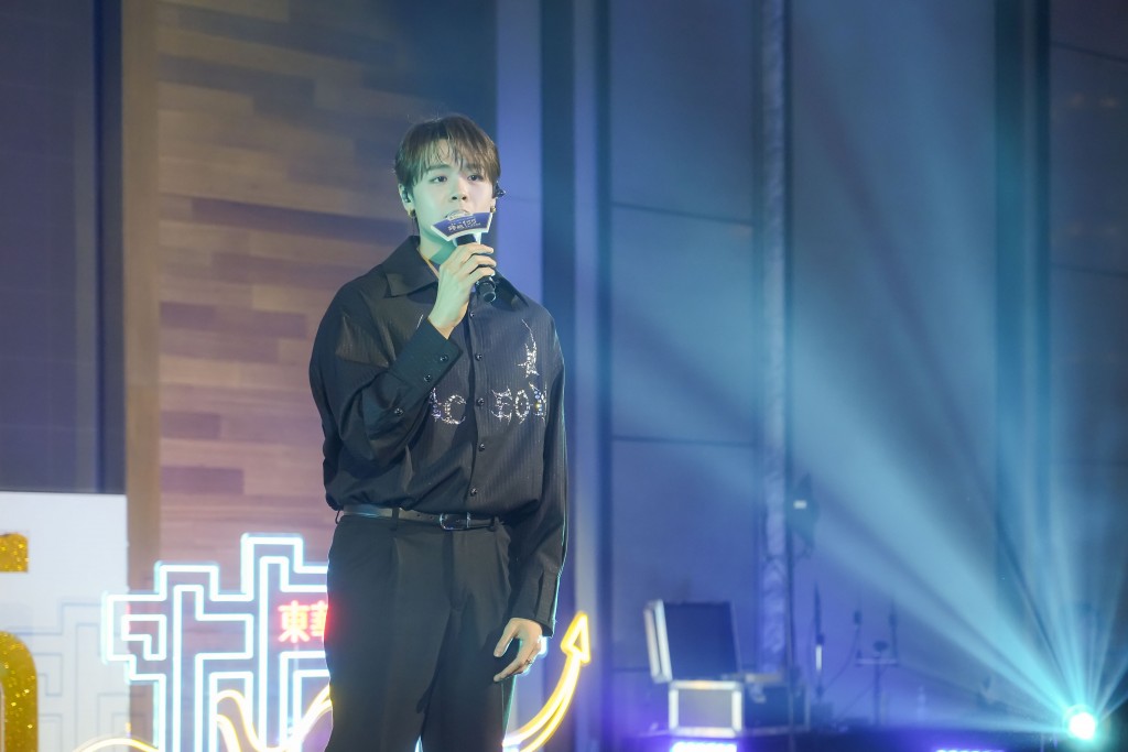 圖四至六為特別嘉賓張德蘭女士、歌星黃洛妍小姐、冼靖峰先生傾力獻唱，掀起晚會高潮。