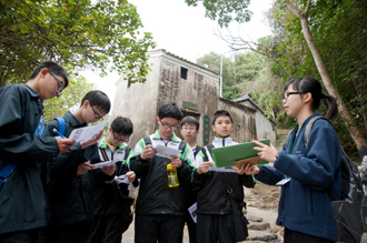 本院伍若瑜夫人纪念中学的学生生态导赏员沿途介绍生态景点，学生用心学习，填写工作纸。