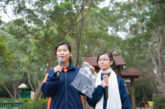 参与「环保行 大脚印」远足活动的本院高可宁小学两位学生，在出发前与大家分享环保心得。