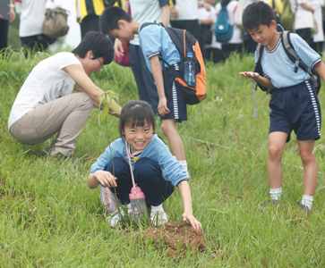 各同学均积极参与植树活动，同心协力以实际行动减少碳足印及宣扬珍爱树木的讯息。