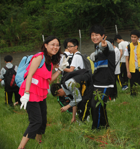各同學均積極參與植樹活動，同心協力以實際行動減少碳足印及宣揚珍愛樹木的訊息。