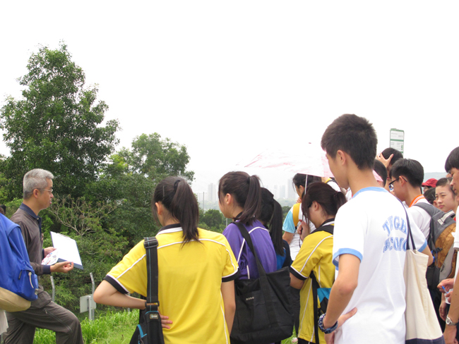 香港理工大学陈玉成博士（左）为植树大使讲解量度不同型态的树苗时的准则及方法，以及进行文字纪录的方式