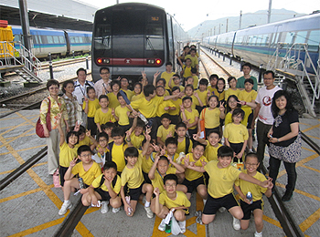 东华三院李赐豪小学同学参观位於东涌的小濠湾港铁车厂，表现雀跃。