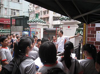 东华三院鹤山学校同学参观文武庙设施，专心聆听导赏员讲解环保焚化炉的运作原理。