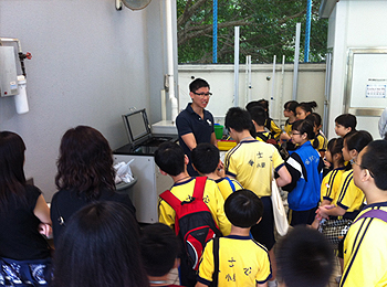 东华三院黄士心小学到访东华三院鹤山学校，了解校内设置的小型厨馀堆肥设备的运作，认识如何利用厨馀进行有机耕作。