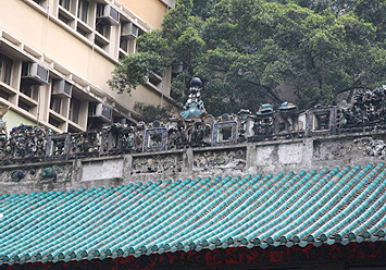 Shiwan ceramic figurines on the ridge of Man Mo Temple