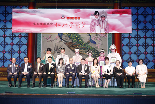 圖為主禮嘉賓衞生署署長林秉恩醫生太平紳士（前排右六）、東華三院主席李三元（前排左六）與各位嘉賓及鳴芝聲劇團台柱於晚會中合照。