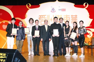 東華三院主席李三元(左五)在商業電台策劃總監黃永(右四)陪同下致送紀念品予表演嘉賓東華前任總理陳宇齡(左四)、「東華愛心之星」張智霖(右五)及「東華愛心大使」農夫(左二及三)、HotCha(右一至三)和狄易達(左一)。