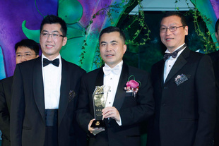 Mr. Billy LEUNG, Chairman of Tung Wah (Left) and Mr. CHANG Juo Hwa, Charles, Chairman of Organizing Committee cum 1st Vice-Chairman of Tung Wah(Right), presenting a souvenir to Guest of Honour, Mr. WONG Yan Lung, SC, JP, Secretary for Justice, in appreciation of his gracious presence as Guest of Honour of the event.