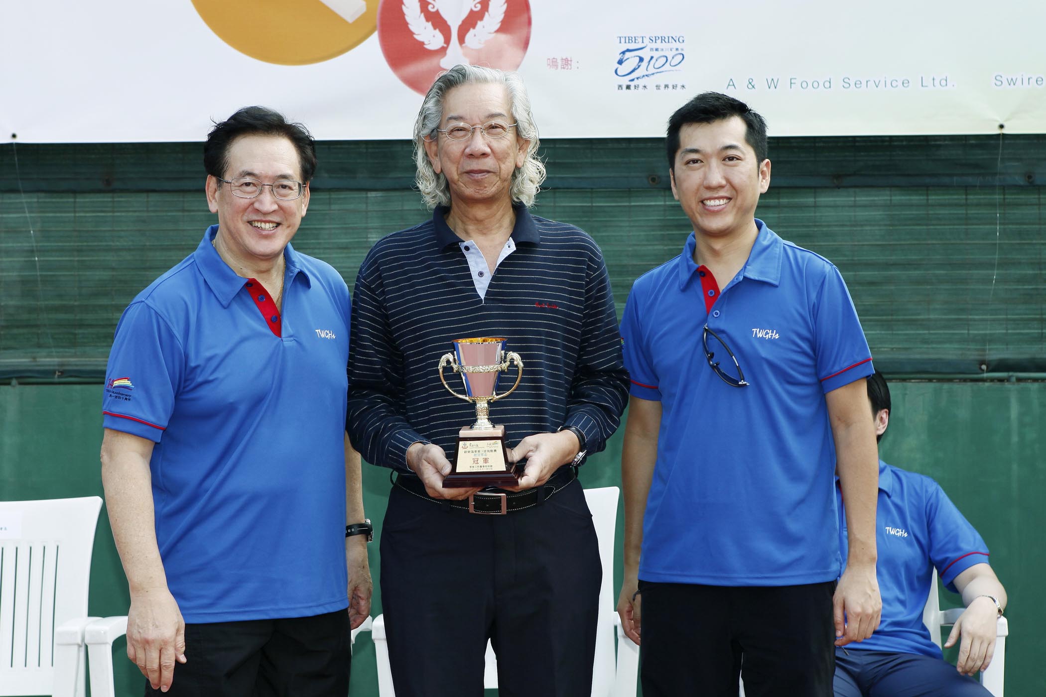 圖三為食物及衞生局局長周一嶽醫生GBS太平紳士(左)頒獎予「3球挑戰賽總冠軍盃」紀利華木球會代表譚耀波，由東華三院梁定宇主席陪同(右)。